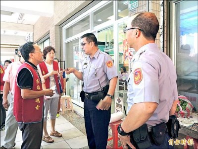 有社區住戶投訴阻礙進出，警員獲報探詢後即離開。（記者洪瑞琴攝）