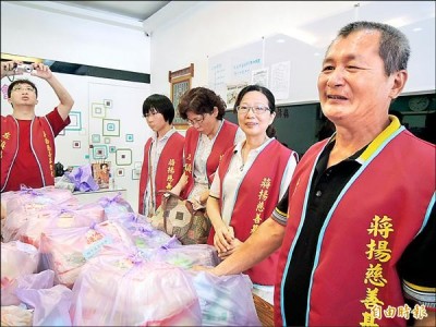 蔣揚基金會昨在大道社區舉辦關懷弱勢活動，街友謝建南（右）盡己之力回報社會。（記者洪瑞琴攝）