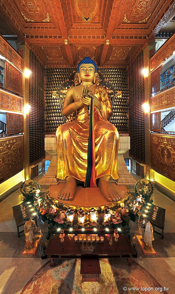拉萨大昭寺释迦牟尼佛十二岁等身像,每年贴金,全世界各地佛教徒,总是