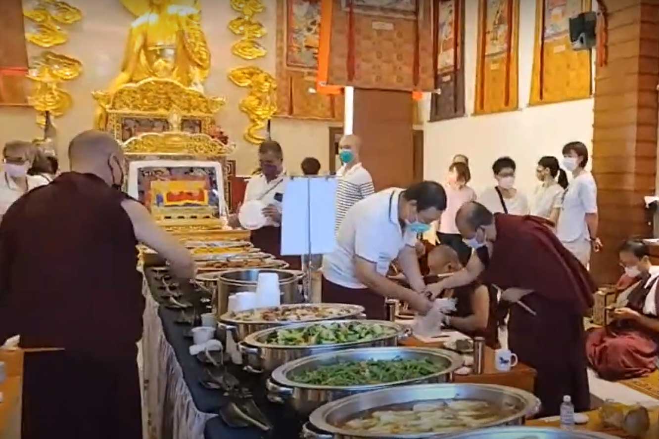 法會圓滿後，喇嘛與信眾們一同享受這次薈供妙食。
