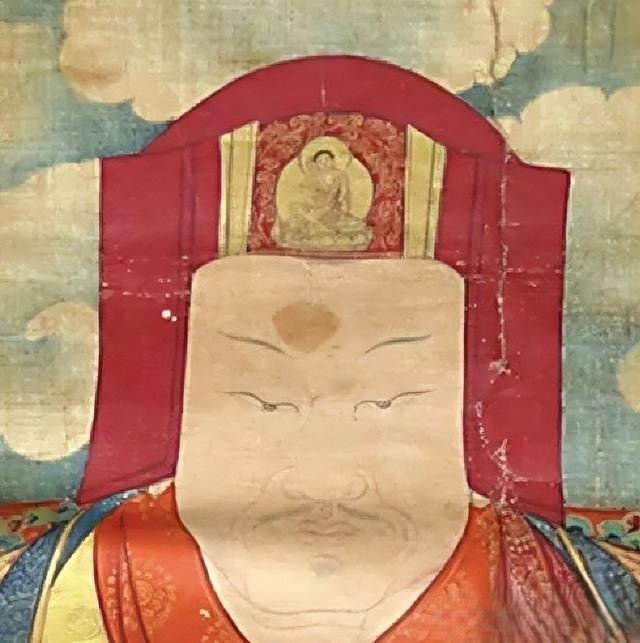 這幀古唐卡中,在法帽中央繪有 密勒日巴的形象。象徵弟子心不離 上師,念念與 上師相應。