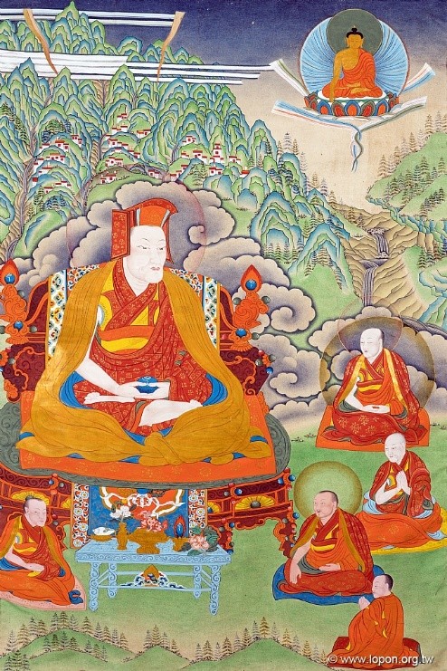 岡波巴帽帽體呈扇形,側邊有寬布帶下垂延展至肩。在唐卡中,一般繪為紅色,但實際多由金色絲質的織錦製成。又稱「達夏」。