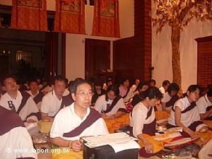 師兄們專注的學習獻曼達的流程，最重要的就是要熟記三十七供的方位。