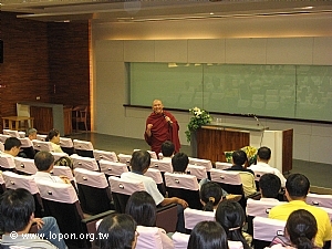導師與日揚科技員工愉快的互動