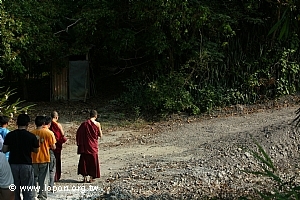 新的朝山道，經過田野、粗礫石路，路程也比以往長了許多。