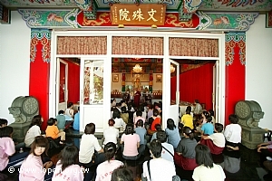 在文殊院前盤腿而坐，聽聞  導師法音。。