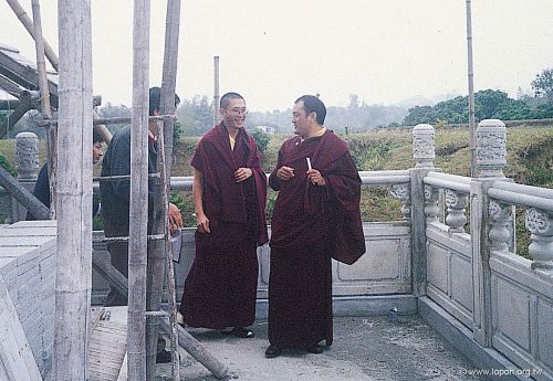 1992年夏瑪巴法王駕臨本寺，為洛本天津仁波切舉行第二次坐床法會，並巡視舍利塔工程進度。