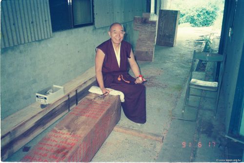 1991年，天噶仁波切駕臨噶瑪寺，為舍利塔中脈「梭興」書寫陀羅尼。