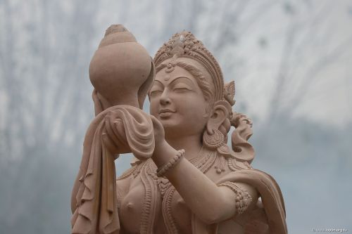 帝釋供養佛陀右旋白海螺，佛陀加持其為「宣揚佛法妙音」之瑞物。