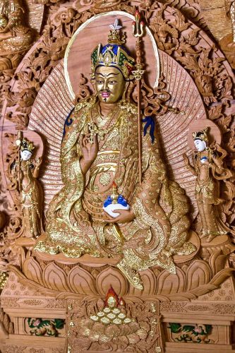 中央主尊：化身 蓮花生(སྤྲུལ་སྐུ་པདྨ་འབྱུང་གནས།祖古貝瑪炯內)。右脅侍為མནྡཱ་ར་བ།曼達拉娃、左脅侍為ཡེ་ཤེས་མཆོ་རྒྱལ།依喜措嘉。