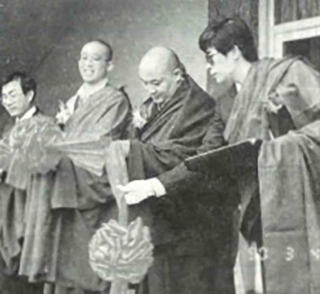 79年3月4日 上師仁波切、嘉察仁波切、桑桑仁波切共同主持僧院落成典禮。