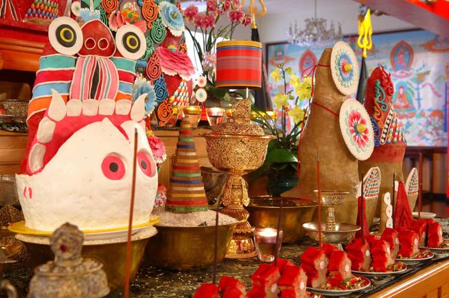 瑪哈噶拉九永日修法，八供的花和樂是以特殊的食子作為代表。