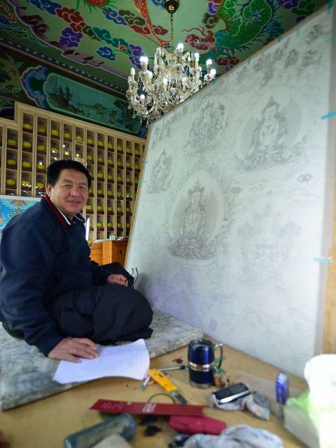 2012 年起，禮請不丹資深老畫師袞桑旺秋繪製素描，筆鋒遒勁、神韻栩然，功力爐火純青，令人嘆為觀止！
