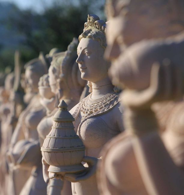 二十四尊供養天神女，是來自印度歐里莎，一個傳承千年，具有高度石雕技藝的小山城。