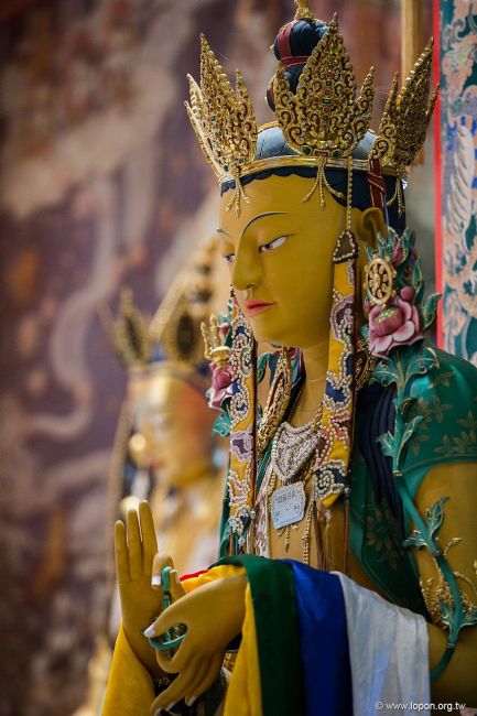 歡迎到左鎮噶瑪噶居寺禮佛，欣賞動態的佛像金銅尊與泥塑尊。