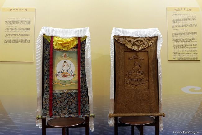 在古董唐卡後兩側是白度母唐卡與白度母木雕，正是這次展出的木雕佛屏中的唯一對照品。