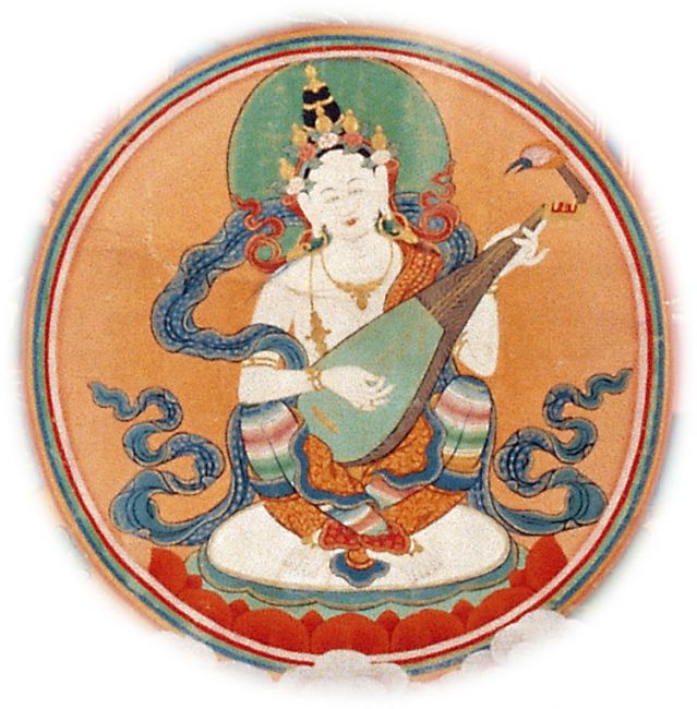 唐卡下方，彩虹圓光中是妙音佛母。雙手抱持藍琉璃千弦琵琶，是文殊菩薩之眷屬。