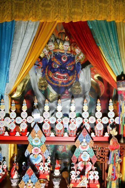 如來殿護法室的瑪哈噶拉聖像，心輪處裝臟一尊隆德寺 夏瑪巴法王所賜，手掌大小的瑪哈噶拉，此尊是建隆德寺時所塑。十分珍貴。如是故，護法室瑪哈噶拉亦尊稱為二尊聖像。