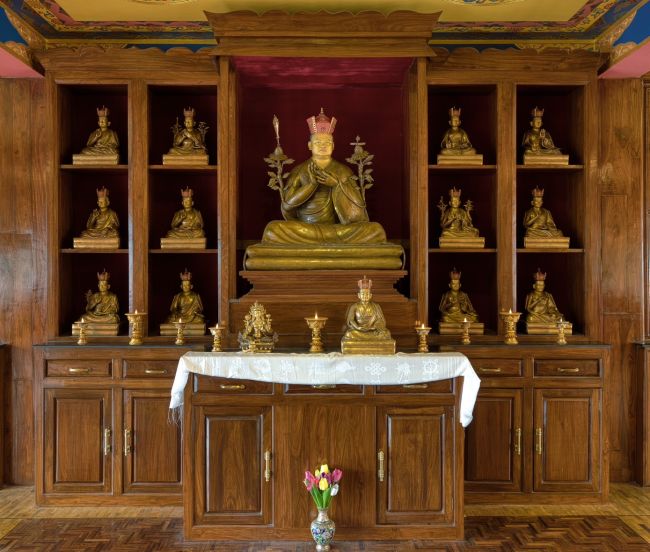 塔室內供奉第一世到第十四世夏瑪巴法王的塑像。