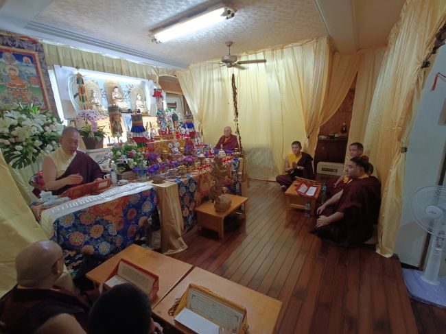 感念林旭生老菩薩護持法教的佈施與奉獻， 上師親自帶領喇嘛們在林旭生老菩薩家為其修法。