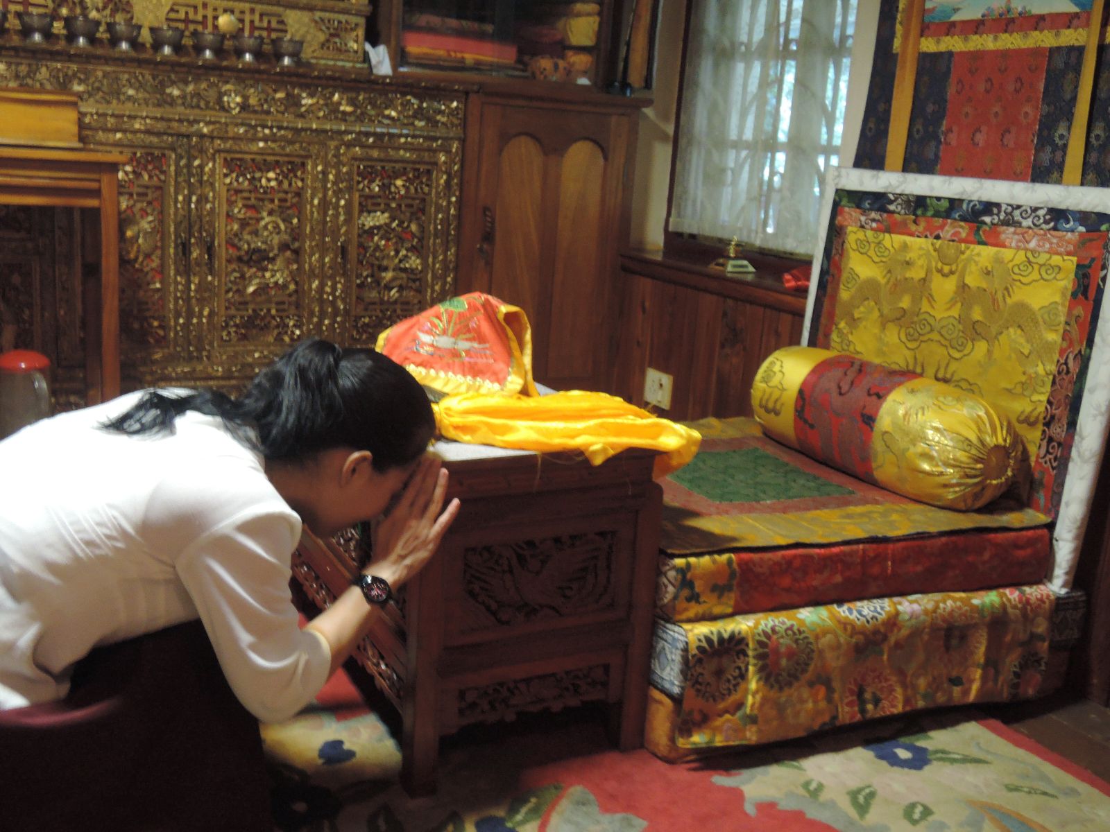 行宫内,噶玛巴法王的护法室与法座.