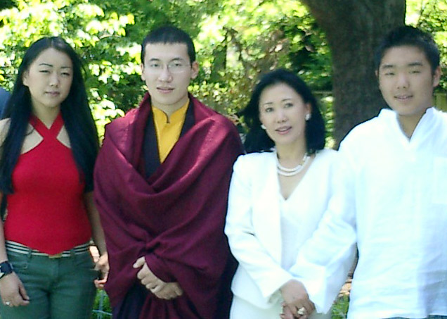 第十七世大宝法王嘉华噶玛巴听列泰耶多杰尊者 生平简介